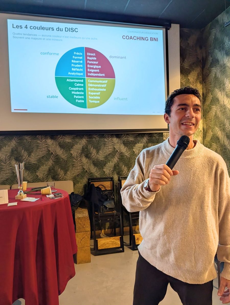 Adrien au micro lors d’une réunion de réseau d’entrepreneurs