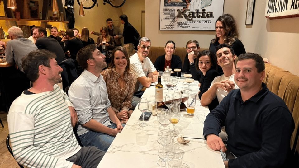 Une tablée d’entrepreneurs souriants lors d’un dîner de réseau