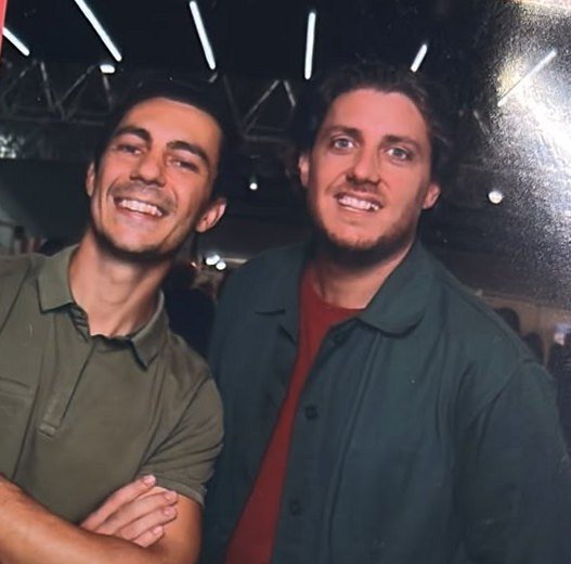 Adrien et Kevin, souriants, au photomaton du salon Serviciz 2026
